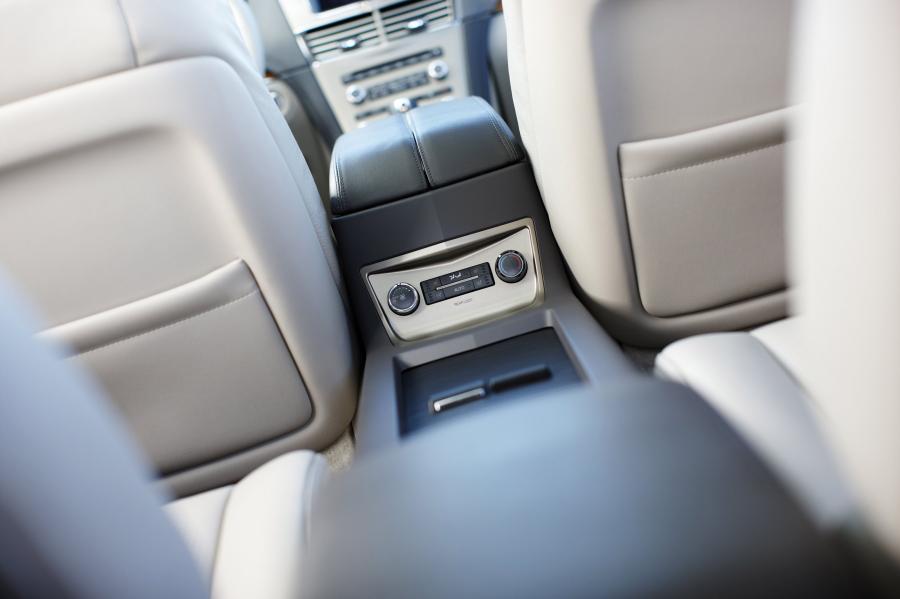 Детали интерьера Lincoln MKT 2010 года  (фото 45 из 79)